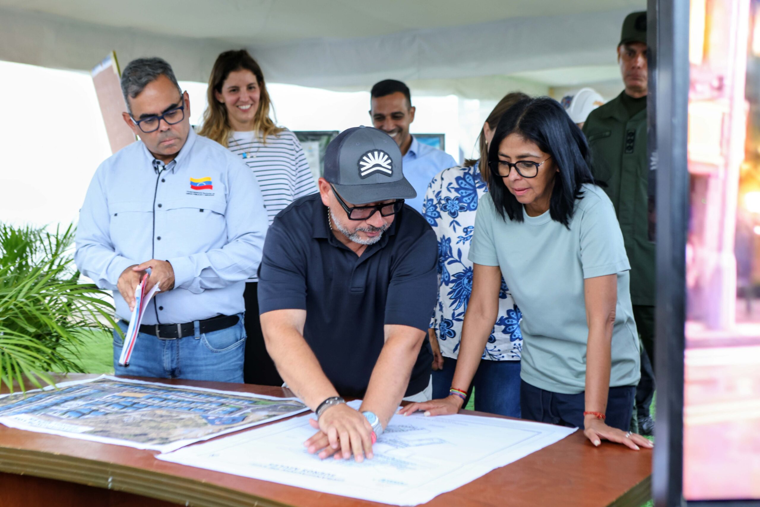 En este momento estás viendo Presidenta Delcy Rodríguez evalúa avance de obras en el Urbanismo de Los Sueños Azules en Catia La Mar